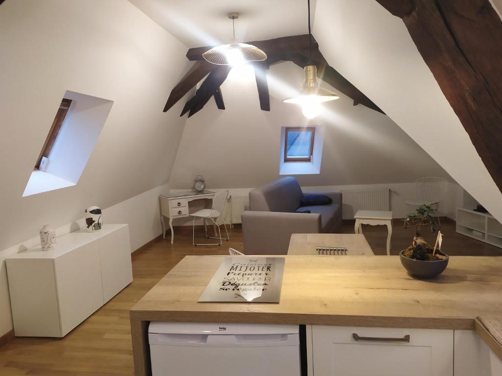 cocina y sala de estar con techo en La Manécanterie, en Bourges