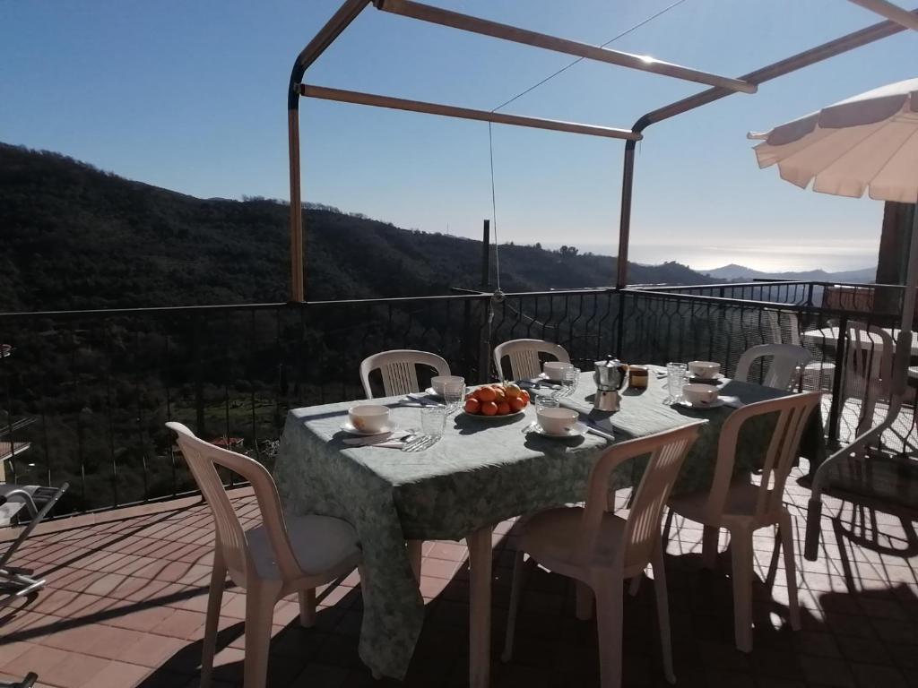 d'une table et de chaises sur un balcon avec vue. dans l'établissement Agriturismo IL POGGIO DI VASIA CITR00864-AGR-0001, à Vasia