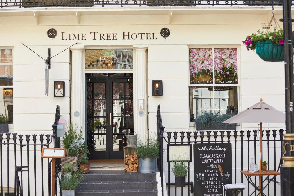 ein Hotelgebäude der Linie drei mit einer schwarzen Tür in der Unterkunft Room Mate Lime Tree in London