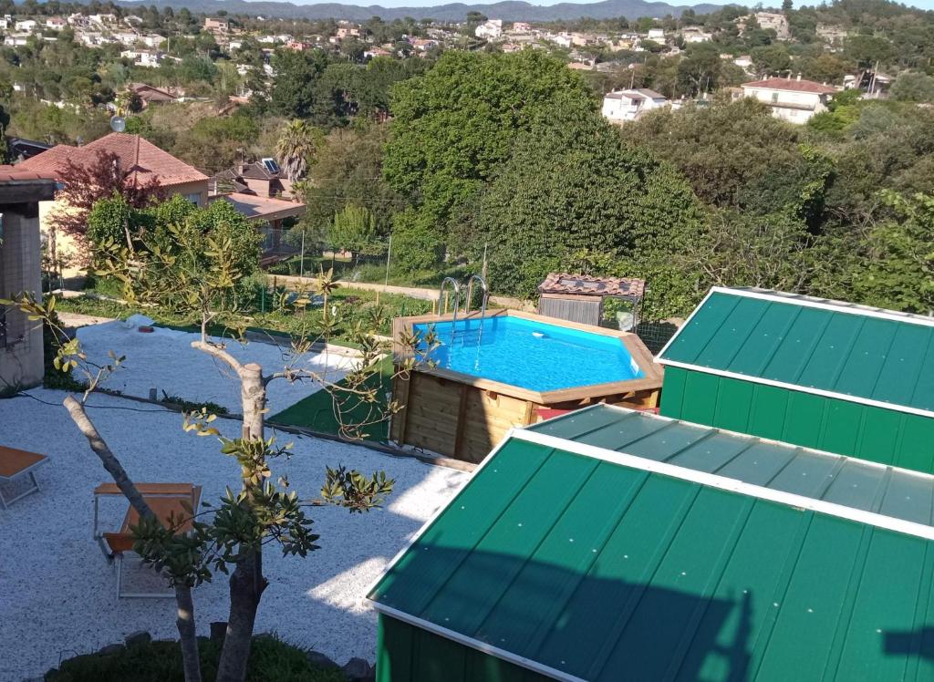 Bazén v ubytování Villa Blanca 10 minutos de la Playa Costa Brava nebo v jeho okolí