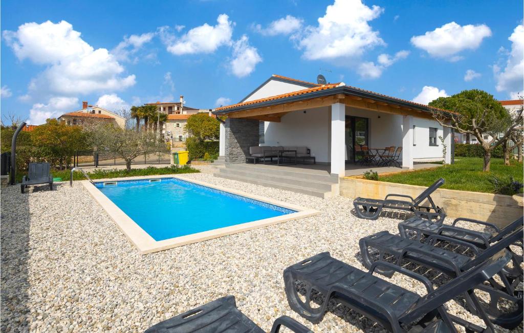 Villa mit einem Pool und 2 Stühlen in der Unterkunft Stunning Home In Novigrad With Kitchen in Bužinija
