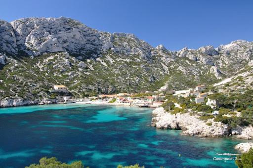 a body of water next to a rocky mountain at Appartement spacieux et lumineux Calanques Sormiou in Marseille