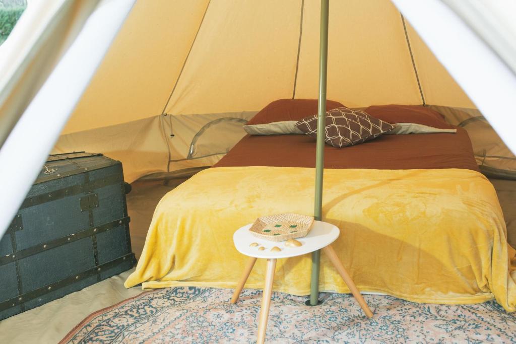 Postel nebo postele na pokoji v ubytování Le repère du pin sec - Glamping & Surfcamp