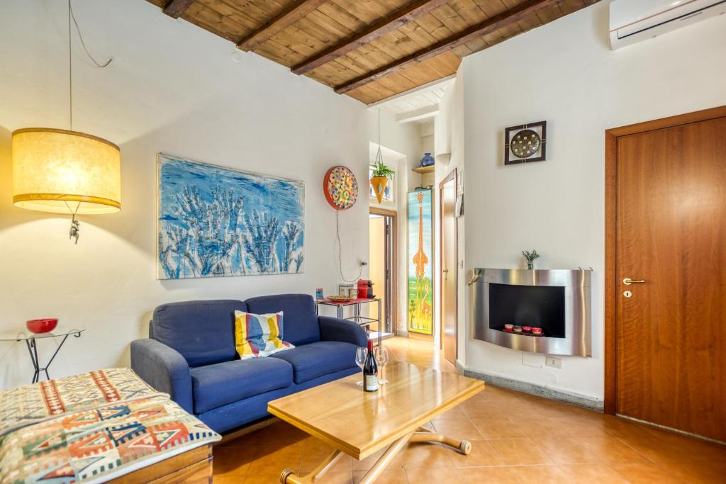 ローマにあるSANTA MARIA MAGGIORE Apartmentのリビングルーム(青いソファ、テレビ付)