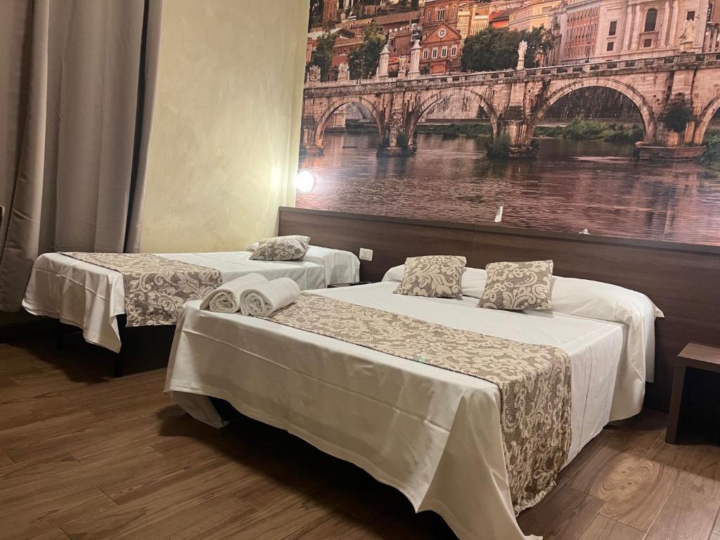 um quarto com duas camas e uma pintura de uma cidade em Albergo Corvetto Corso Lodi em Milão