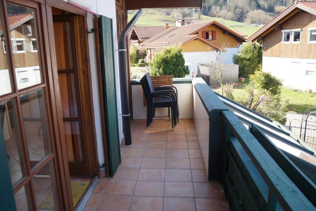 Ein Balkon oder eine Terrasse in der Unterkunft Konstanzer Bergblick mit Wintergarten
