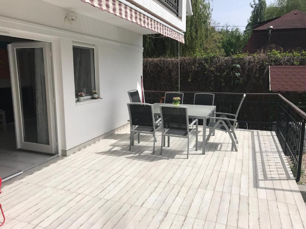 Balkón alebo terasa v ubytovaní 5 bedroom villa very close to Balaton