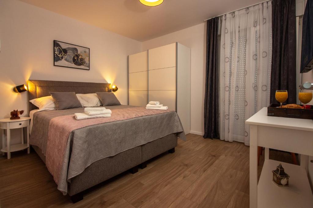 Un dormitorio con una cama grande y una ventana en Bura2 en Split