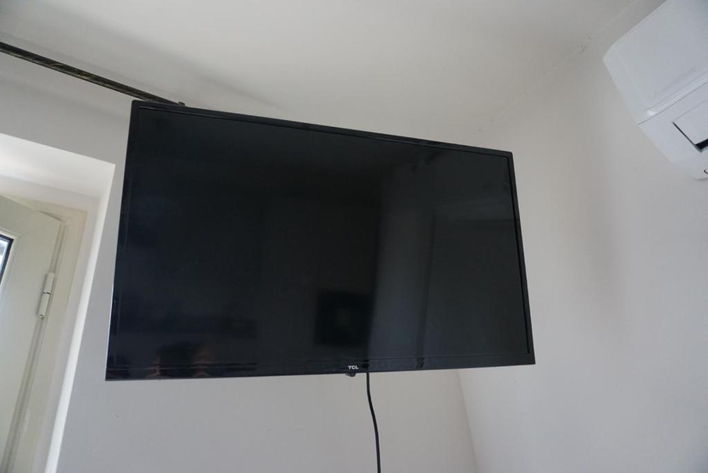 Televízia a/alebo spoločenská miestnosť v ubytovaní Villetta Artale Marina