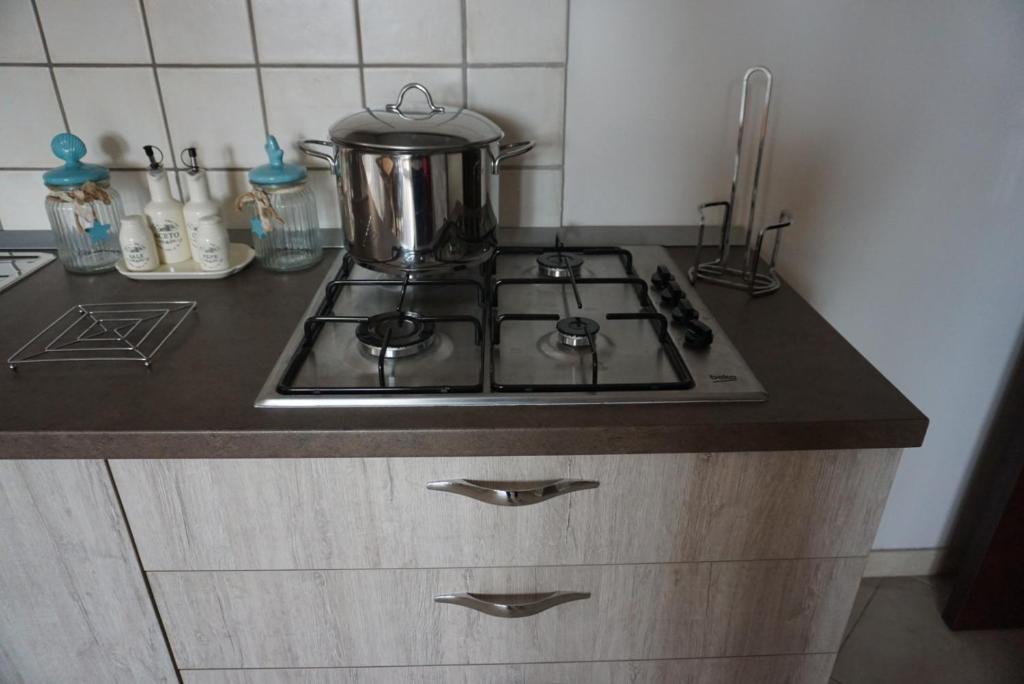 Kuchyňa alebo kuchynka v ubytovaní Villetta Artale Marina