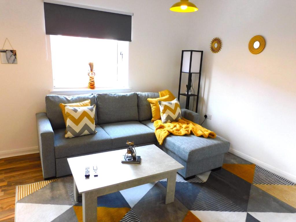 sala de estar con sofá y mesa en Newly refurbished 1 bed Apt in Hamilton Close to station and local amenities en Hamilton