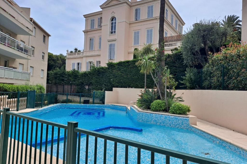 une piscine devant un immeuble dans l'établissement HENRI CAMILLE REAL ESTATE -Beautiful one bedroom swimming pool and parking, à Cannes