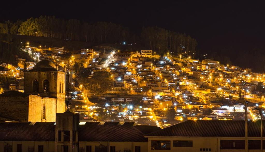 vista di una città di notte con luci di Cusco Bed and Breakfast a Cuzco
