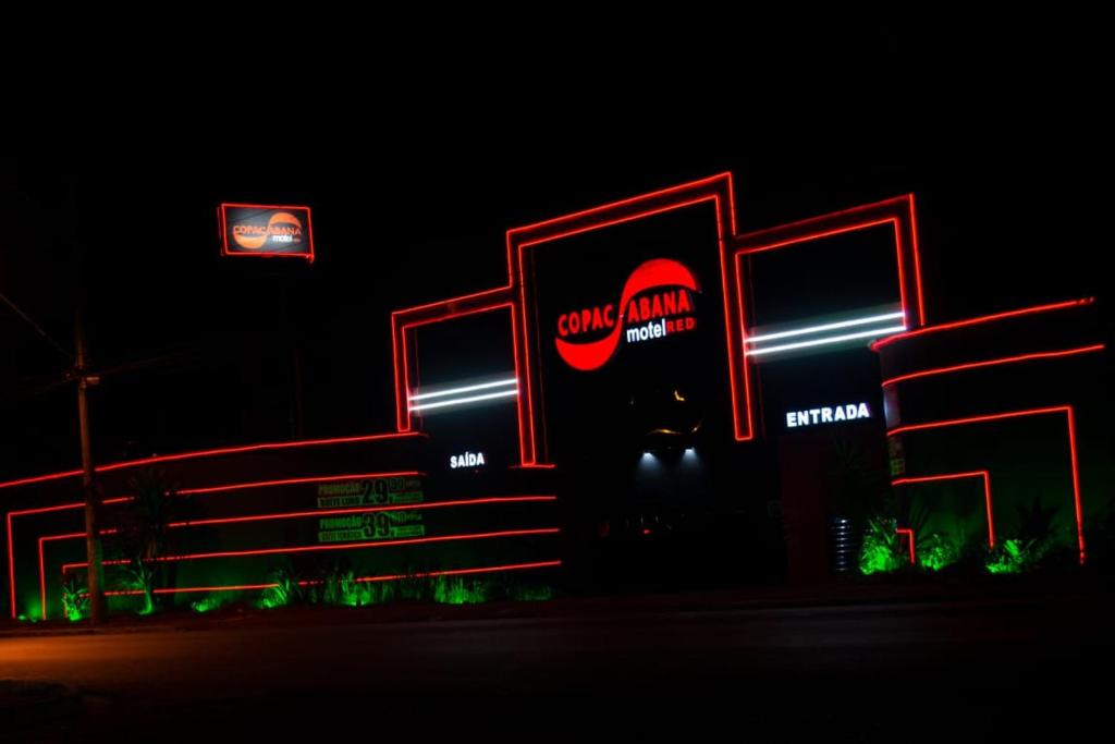 a building with a cocacola sign in the dark at MOTEL COPACABANA in Ribeirão Preto