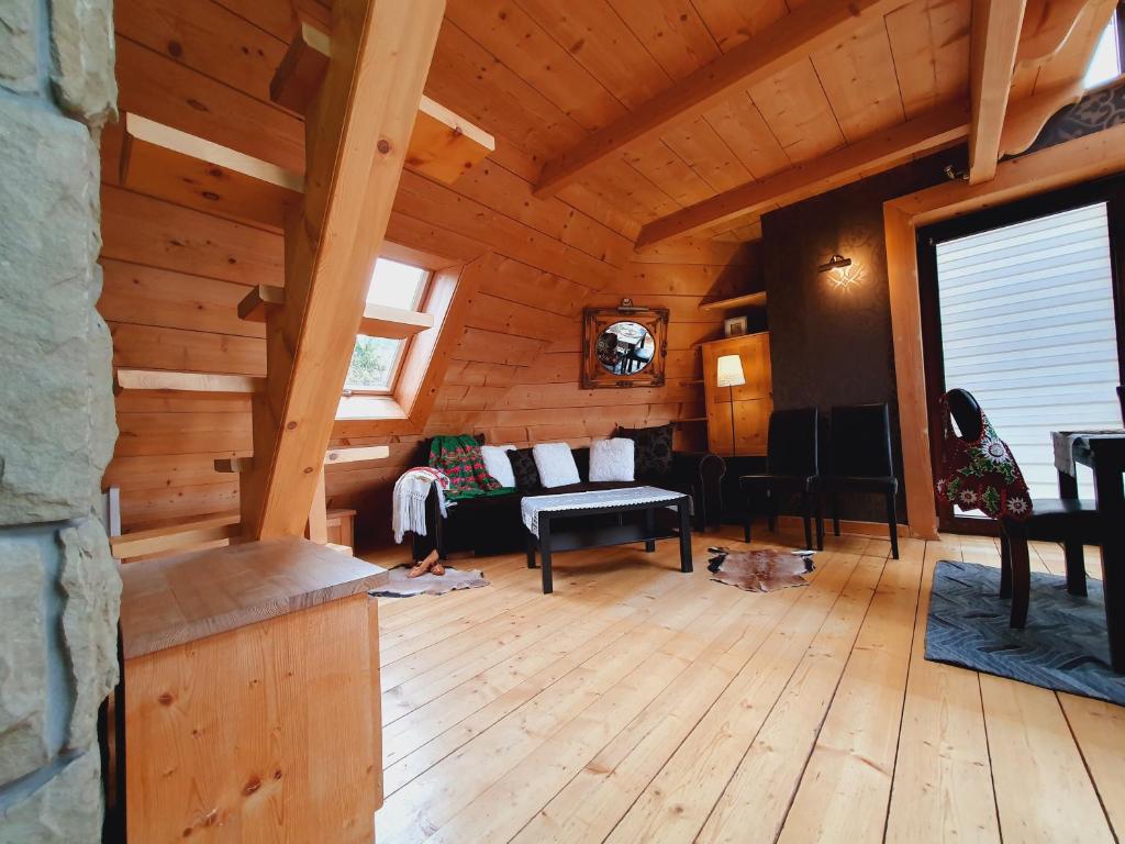 Televízia a/alebo spoločenská miestnosť v ubytovaní ZAKOkryjówka Butorowy Residence