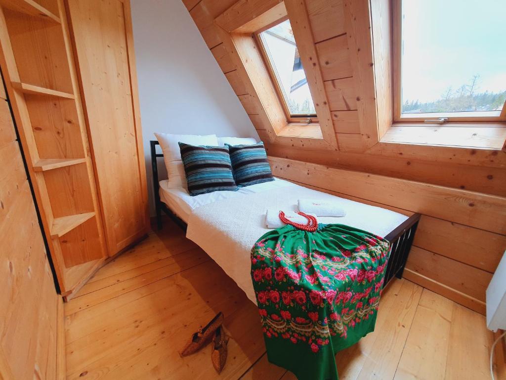 Posteľ alebo postele v izbe v ubytovaní ZAKOkryjówka Butorowy Residence