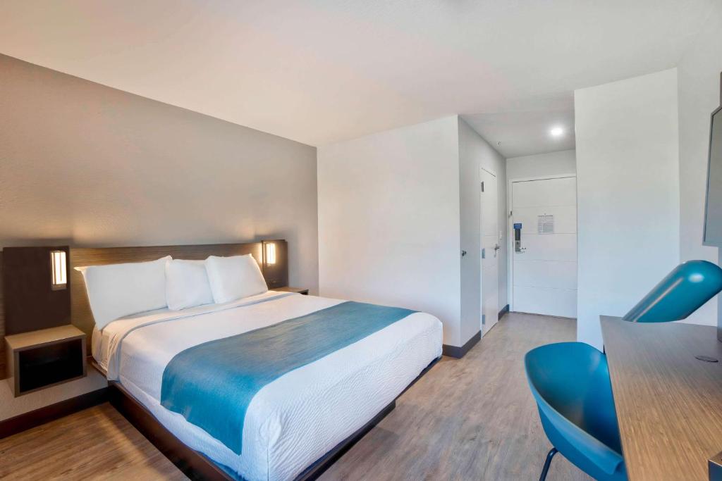 Motel 6-Fort Lauderdale, FL - Queen Room - Non-Smoking