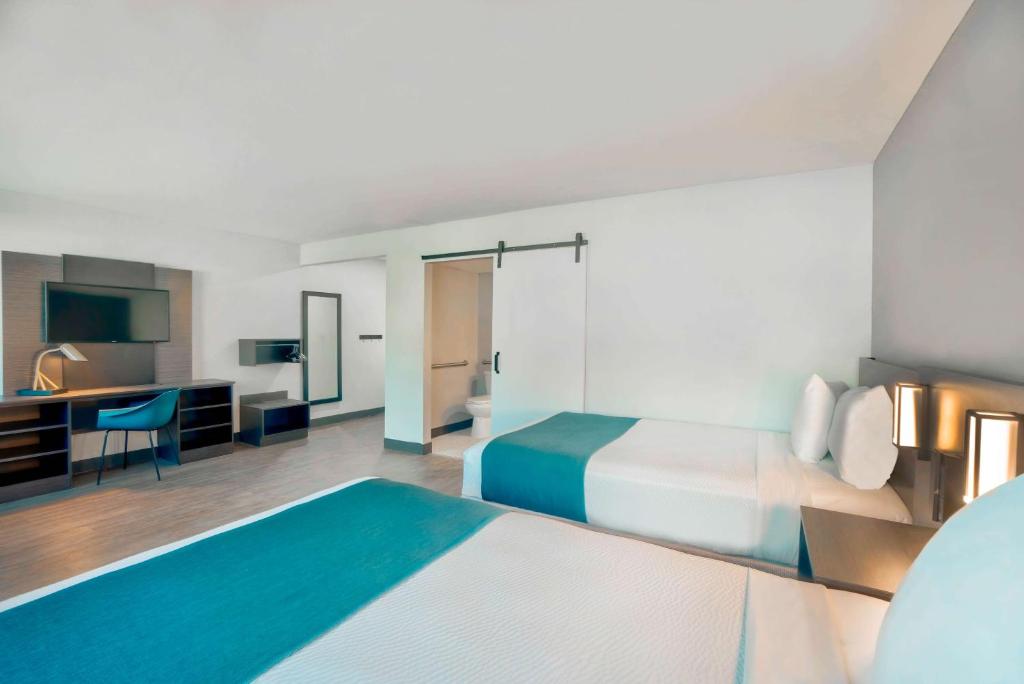 Motel 6-Fort Lauderdale, FL - Quadruple Room - Disability Access - Non-Smoking