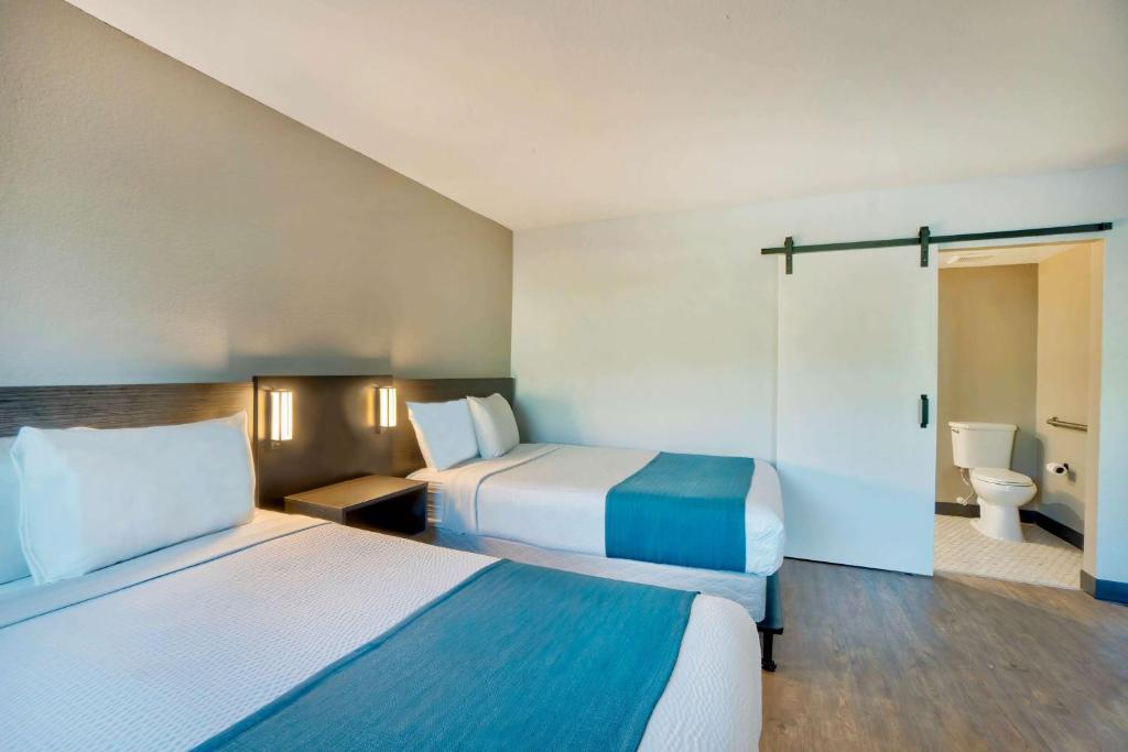 Motel 6-Fort Lauderdale, FL - Queen Room With Two Queen Beds - Disability Access - Roll In Shower