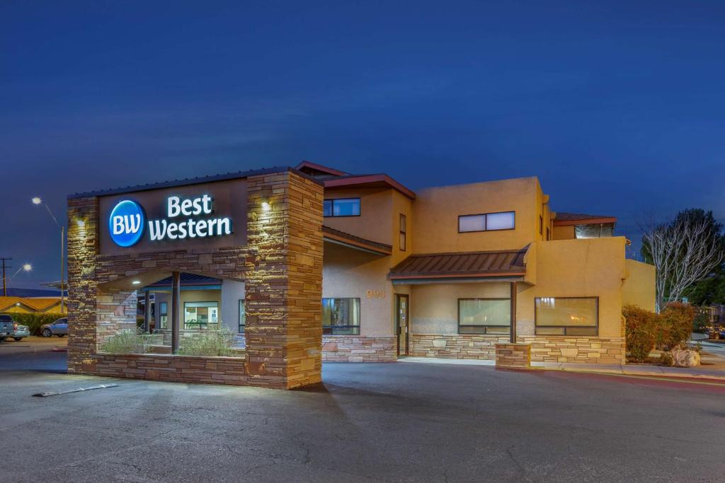 a building with a best western sign on it at Best Western Cottonwood Inn in Cottonwood