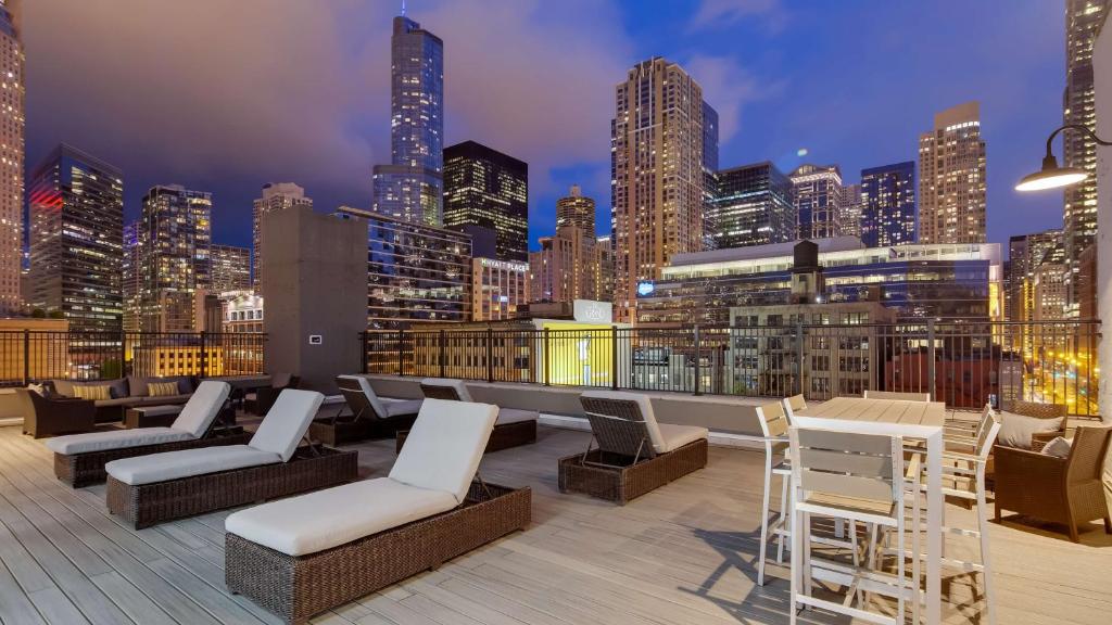 a rooftop bar with a view of a city at Best Western Chicago Downtown-River North in Chicago