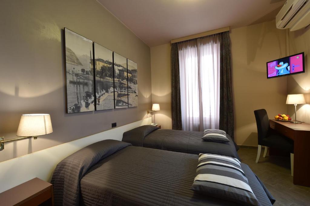 Postel nebo postele na pokoji v ubytování AMBRA HOTEL - The only central lakeside hotel in Iseo