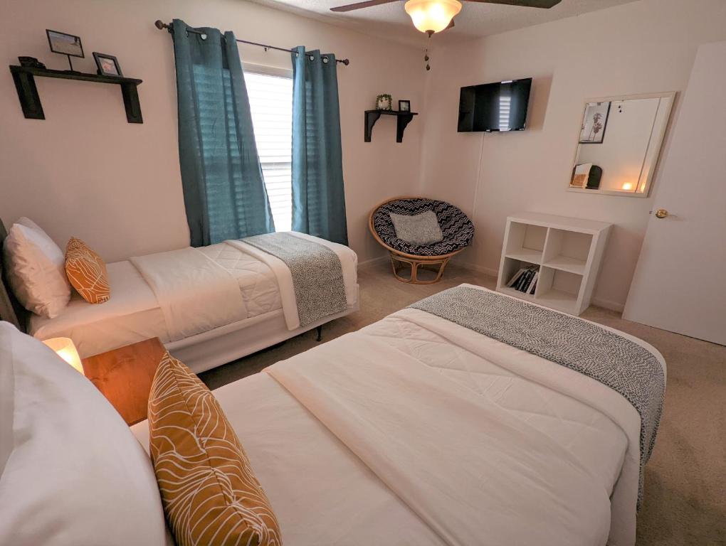 En eller flere senge i et værelse på Sea Club Condo #47