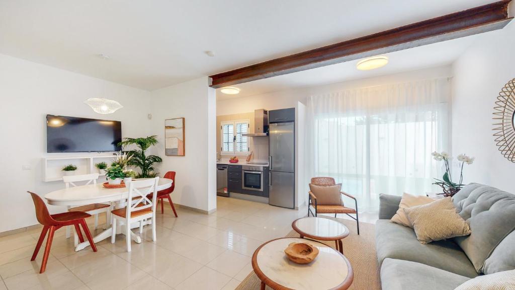 Kuchyň nebo kuchyňský kout v ubytování VILLA ANIL Lanzarote