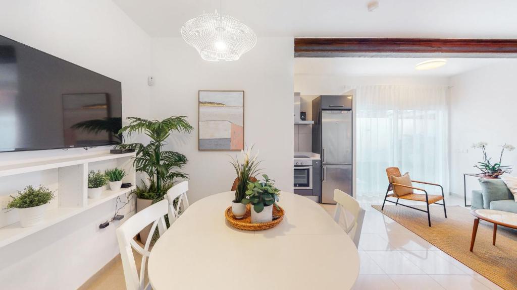 Kuchyň nebo kuchyňský kout v ubytování VILLA ANIL Lanzarote