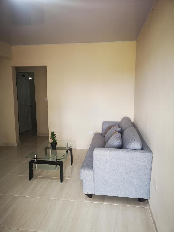 ein Wohnzimmer mit einem Sofa und einem Tisch in der Unterkunft pié de la montaña 2 in Bonao