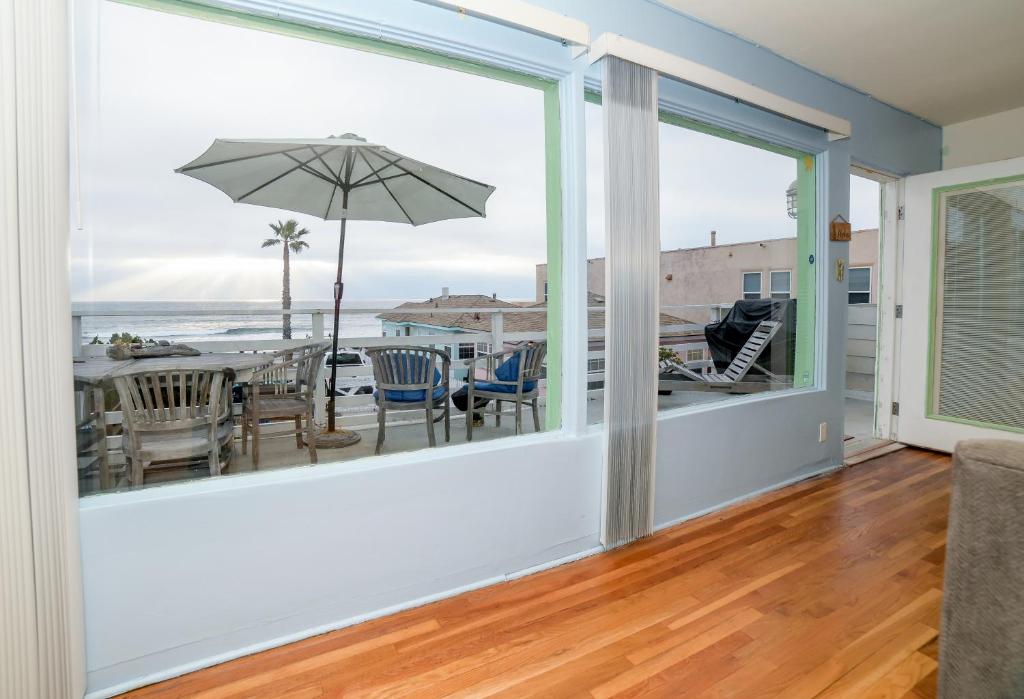 uma sala de estar com vista para o oceano em BEACHFRONT COTTAGE UPPER UNIT em Oceanside