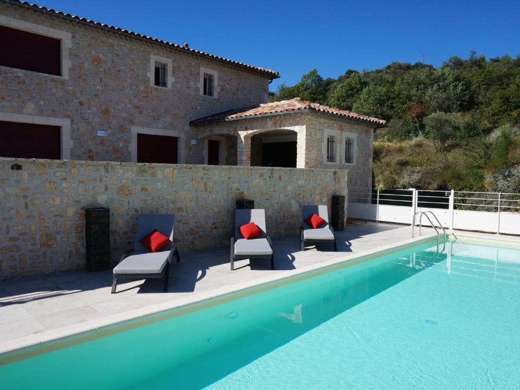 サン・タンブロワにあるSpacious villa in St. Ambroix with private poolのスイミングプール(椅子2脚付)と家