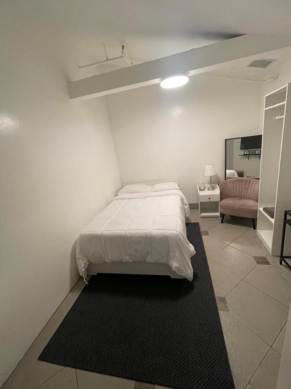 Postel nebo postele na pokoji v ubytování Culver City Hostel