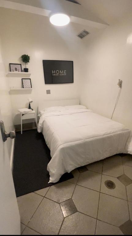Postel nebo postele na pokoji v ubytování Culver City Hostel