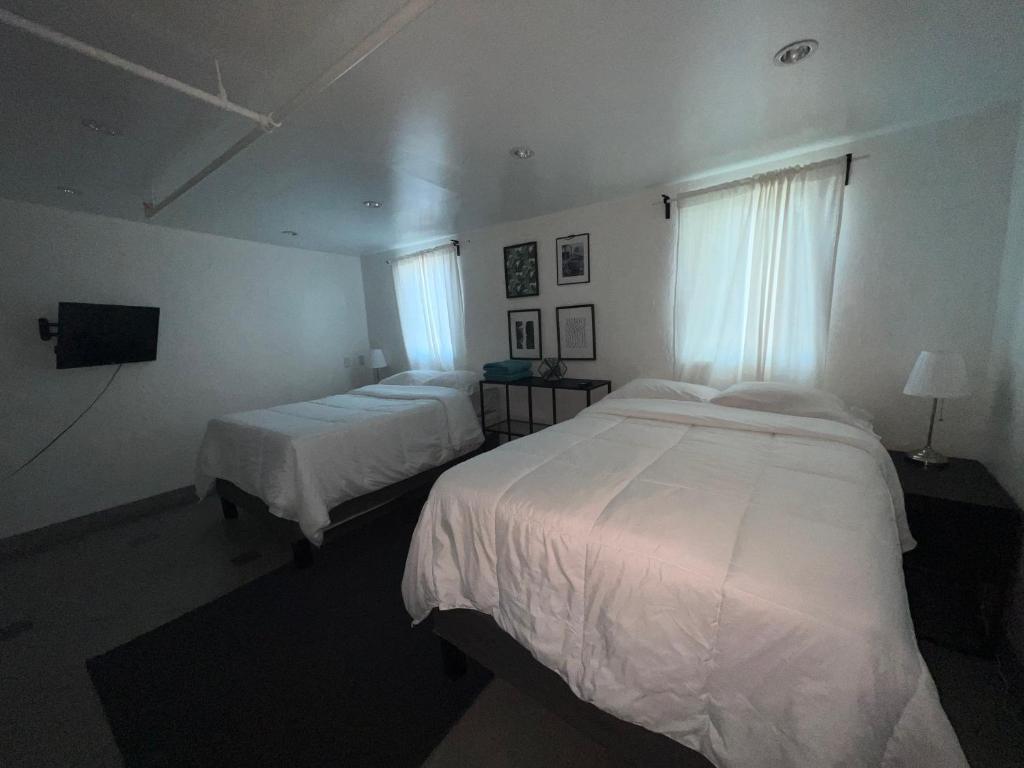 Postel nebo postele na pokoji v ubytování Culver City Hostel