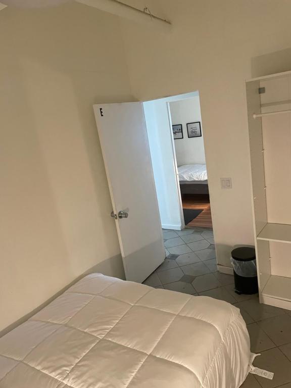 Postel nebo postele na pokoji v ubytování Culver City Hostel