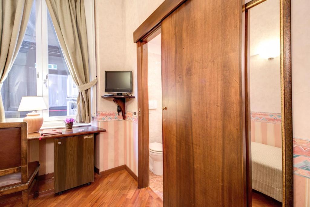 TV a/nebo společenská místnost v ubytování Hotel St. Moritz