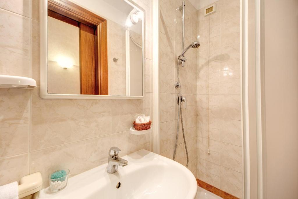 Koupelna v ubytování Hotel St. Moritz