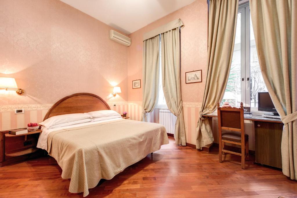 Postel nebo postele na pokoji v ubytování Hotel St. Moritz