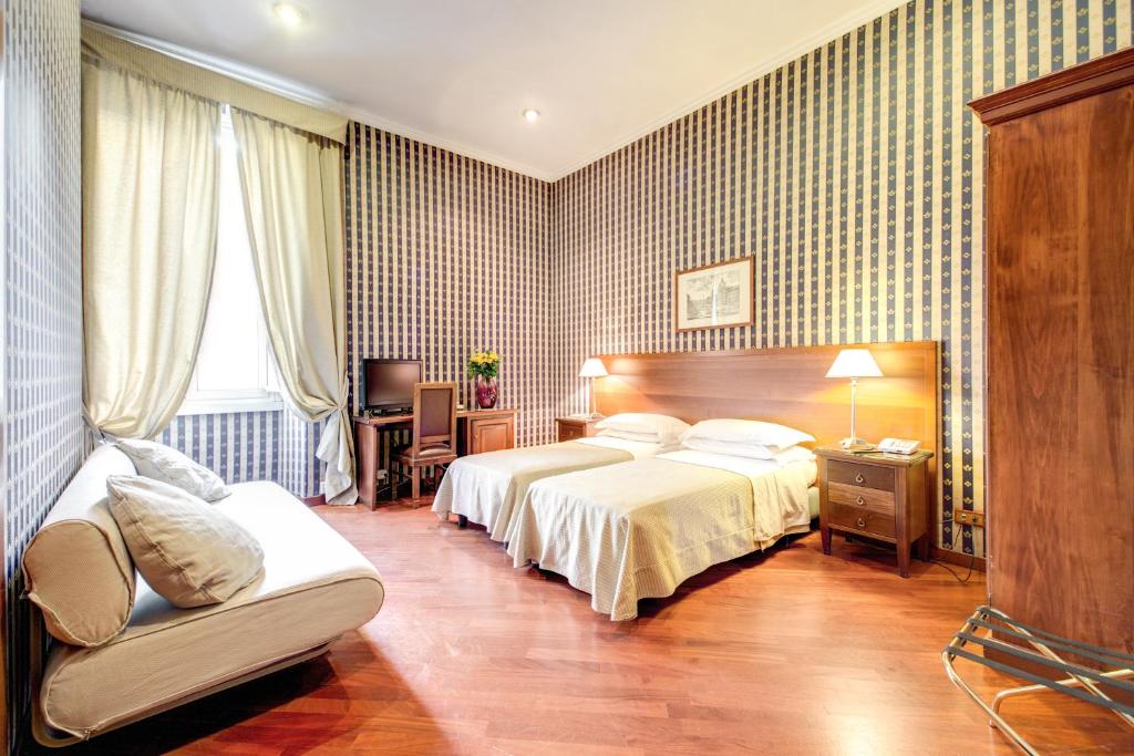 Postel nebo postele na pokoji v ubytování Hotel St. Moritz