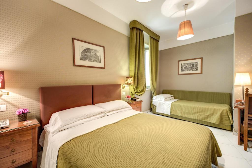 Postel nebo postele na pokoji v ubytování Hotel St. Moritz