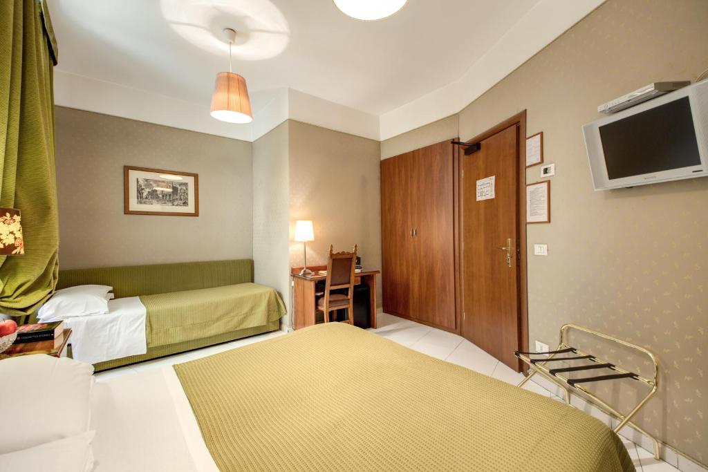 Postel nebo postele na pokoji v ubytování Hotel St. Moritz