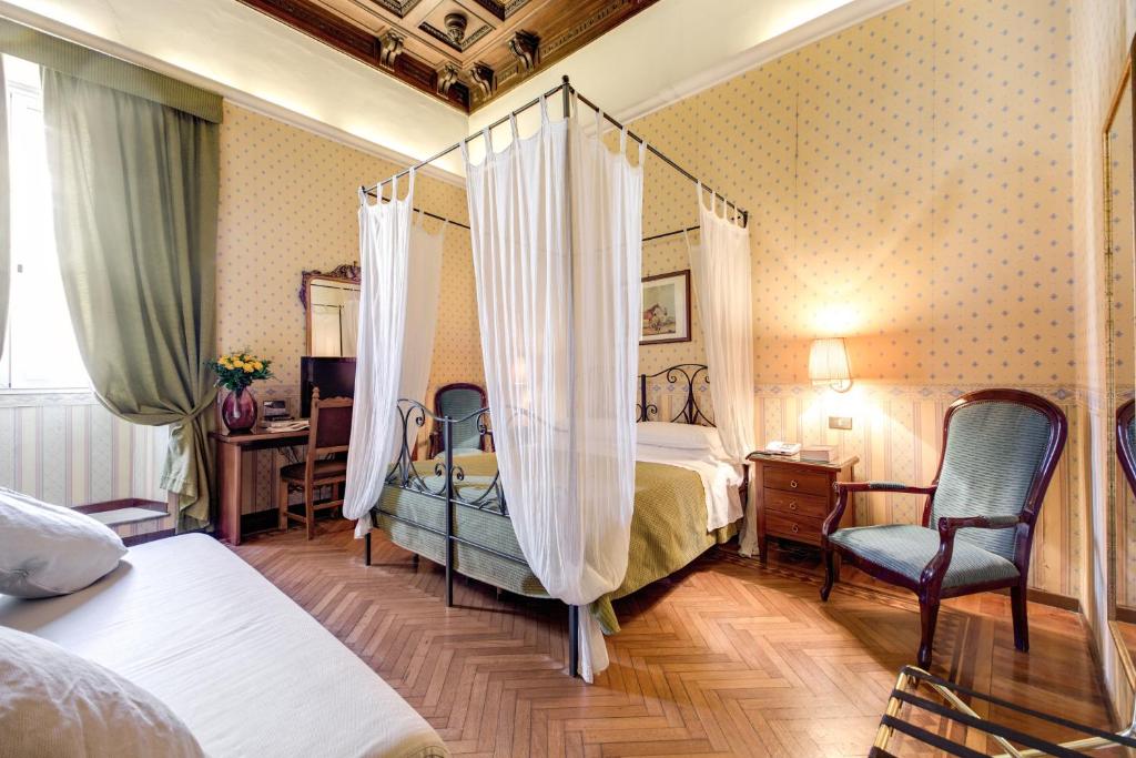 Postel nebo postele na pokoji v ubytování Hotel St. Moritz