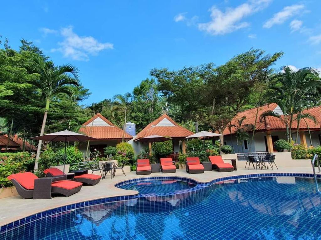 Bazén v ubytování Boonya Resort Koh Chang nebo v jeho okolí