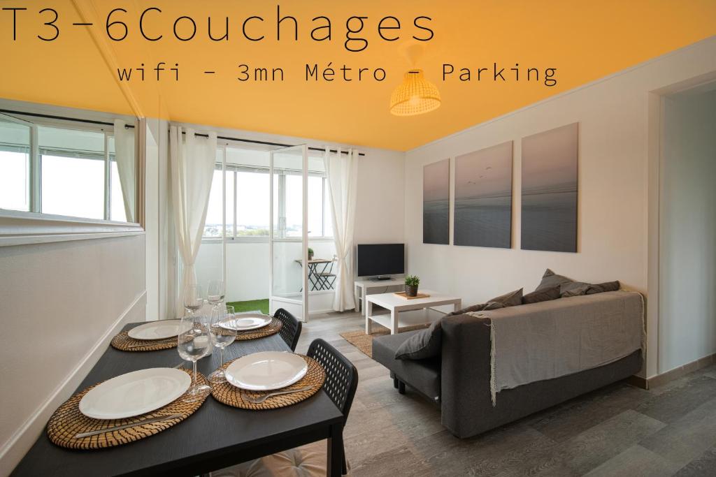 Appartement tout équipé parking balcon 2 chambres في مارسيليا: غرفة معيشة مع أريكة وطاولة