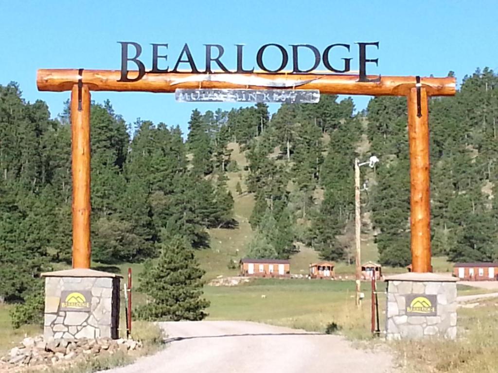 una señal para la entrada a un camino de anclaje en Bearlodge Mountain Resort, en Sundance