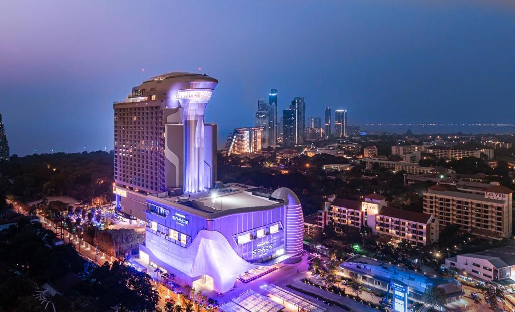 Grande Centre Point Space Pattaya في شمال باتايا: مدينة مضاءة في الليل مع مبنى