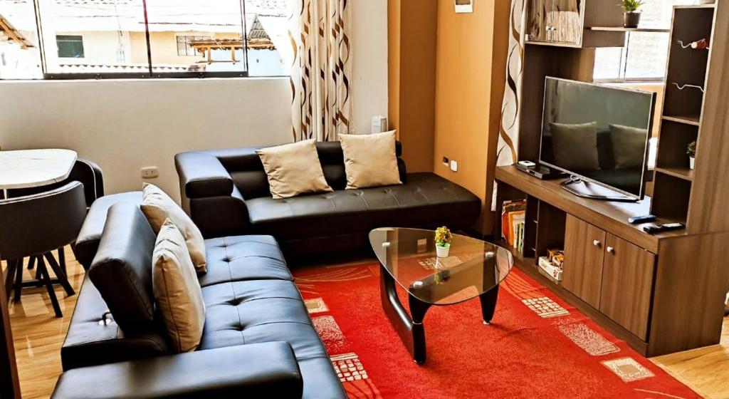 a living room with a couch and a television at Departamento Amoblado de estreno con Cochera in Cajamarca