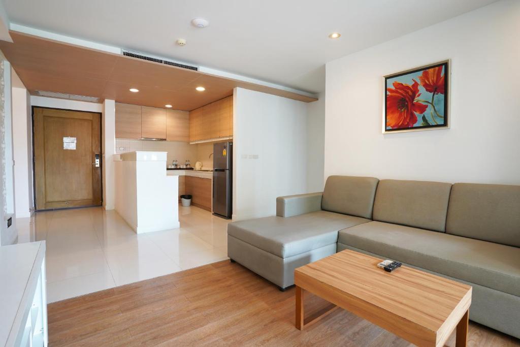 Kuchyň nebo kuchyňský kout v ubytování Hotel COCO Phuket Bangtao Beach