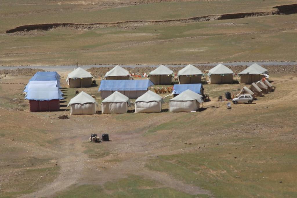 un groupe de tentes au milieu d'un champ dans l'établissement Garjha Hill Sight Trekking & Camping, à Sir Bhum Chun